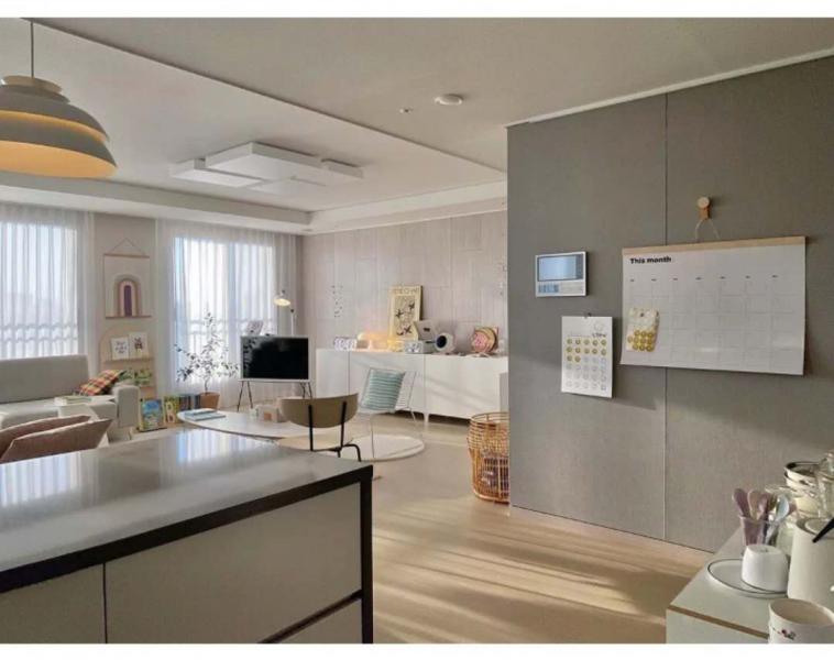 陽光泄落在強(qiáng)地板上 陽光泄落在強(qiáng)地板上