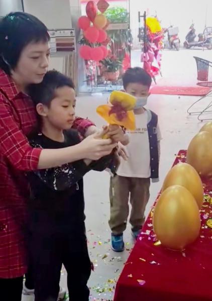 美麗大方的羅女士正在砸金蛋 美麗大方的羅女士正在砸金蛋